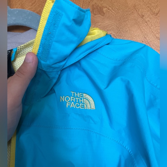 North Face girls large blue woman’s jacket/ raincoat - Picture 7 of 7